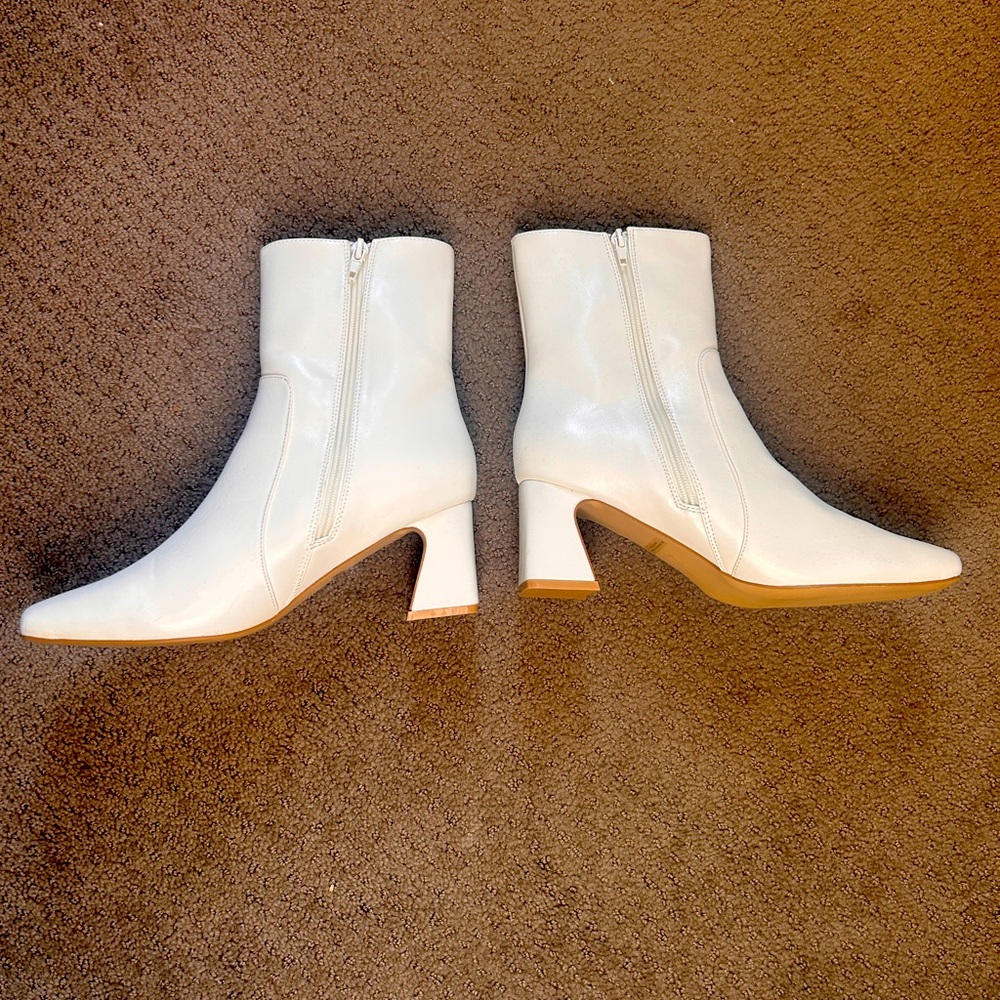 Lulus White Boots size 9